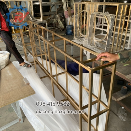 Gia công kệ trưng bày rượu phòng khách mạ PVD màu vàng 