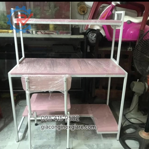 Bàn ghế học sinh màu hồng ngọt ngào.