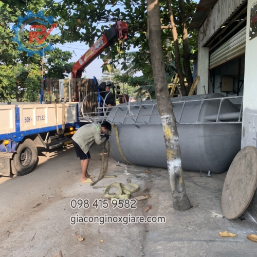 Khách nhận bồn tại xưởng cơ khí Phong Vũ 