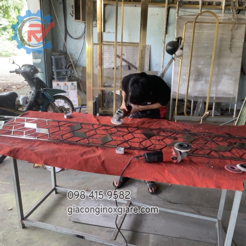 Lan  can cầu thang inox cắt khắc CNC