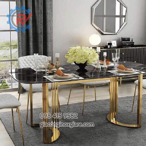 Bộ bàn ăn cao cấp khung chân inox mạ PVD vàng, mặt đá đen sang trọng.