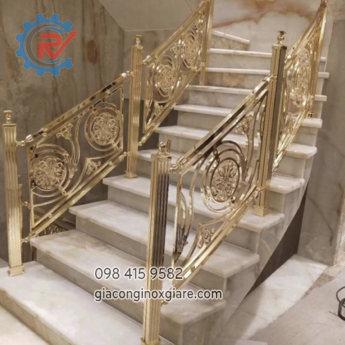 Vách cầu thang inox mạ PVD vàng cắt khắc CNC cao cấp.