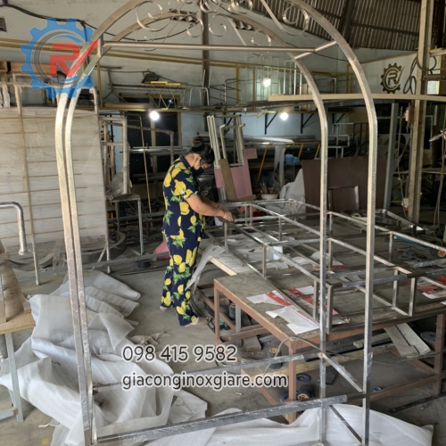 Sản xuất sào treo shop thời trang cao cấp theo yêu cầu.