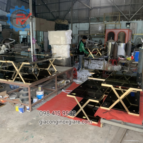 Gia công sản xuất bàn trà inox mạ vàng theo yêu cầu 