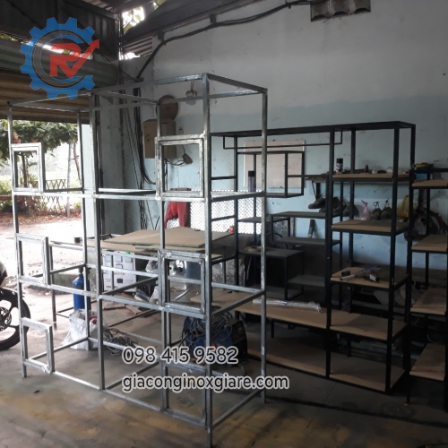 Nhận gia công kệ trưng bày khung sắt sơn tĩnh điện, giá tốt tại xưởng.