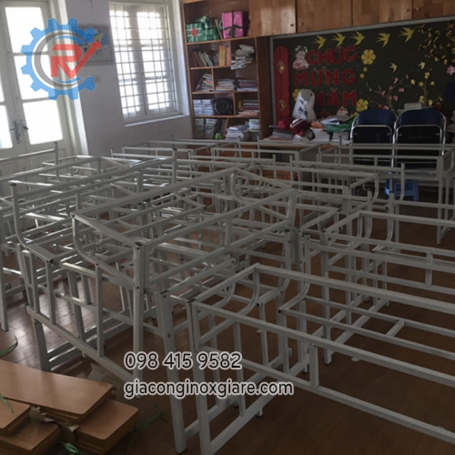 Gia công khung bàn ghế học sinh bằng sắt sơn tĩnh điện.