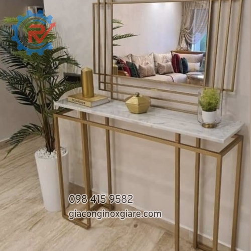 Trang trí phòng khách, bậc nghỉ cầu thang.