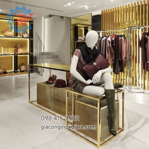 Tủ kệ trưng bày shop thời trang 