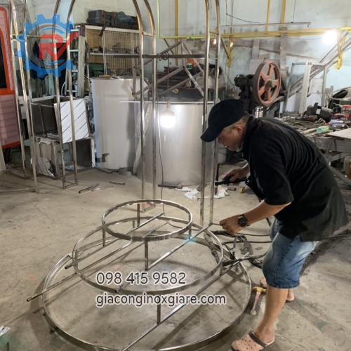 Đơn vị gia công sản xuất kệ trưng bày, kệ trang trí inox mạ PVD theo yêu cầu.
