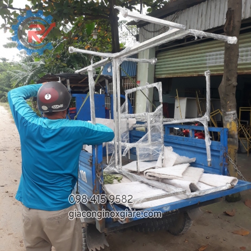 gia công kệ, giá treo đồ inox mạ Titan shop thời trang tại Thành phố Thủ Đức.