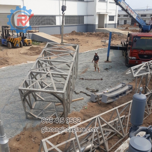 Gia công đang cào bùn cho hệ thống bể lắng 