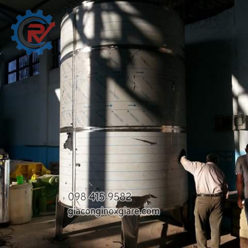Bồn chứa nước công nghiệp kích thước lớn.