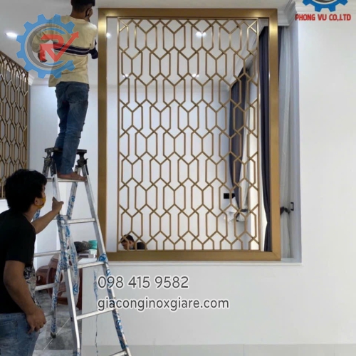 Đơn vị chuyên gia công sản xuất, thi công lắp đặt vách ngăn, khung cửa inox mạ vàng 