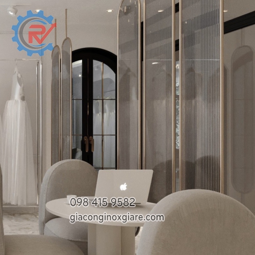 Gương trang trí phòng khách.