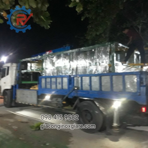Gia công bồn và lan can cầu thang inox theo yêu cầu 