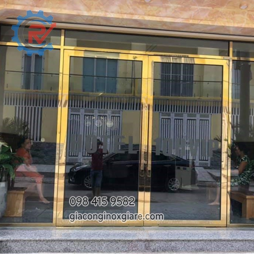gia công lắp đặt cửa kính inox vàng gương 8K