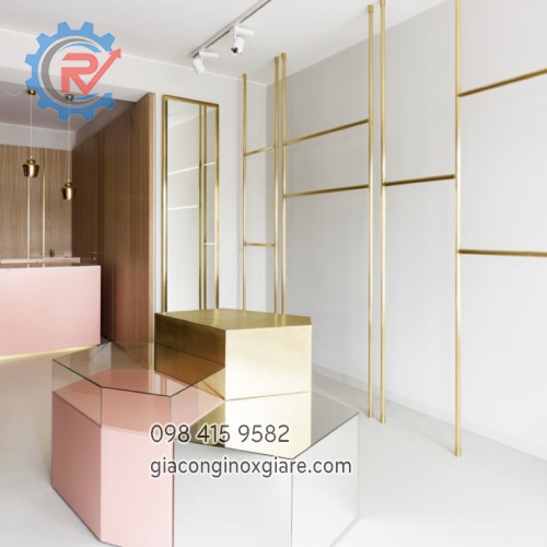 Giá treo shop thời trang mạ vàng gắn liền tường 