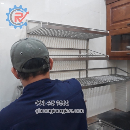 Gia công lắp đặt kệ úp chén inox theo yêu cầu 