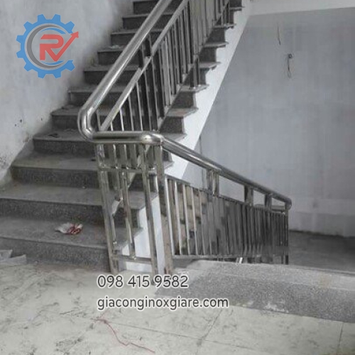 Gia công lan can cầu thang inox theo yêu cầu 