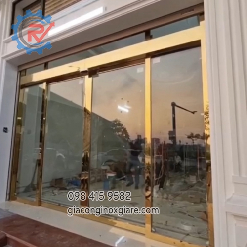 Cửa inox bản lề sàn vàng gương 8K.