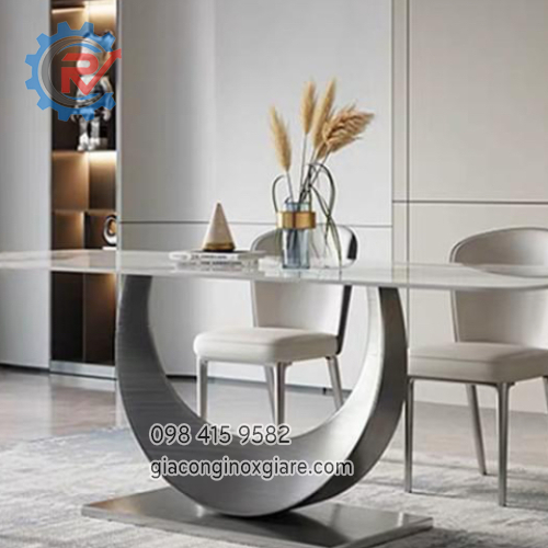 Bàn ăn khung chân inox hình mặt trăng mẫu thiết kế độc đáo.