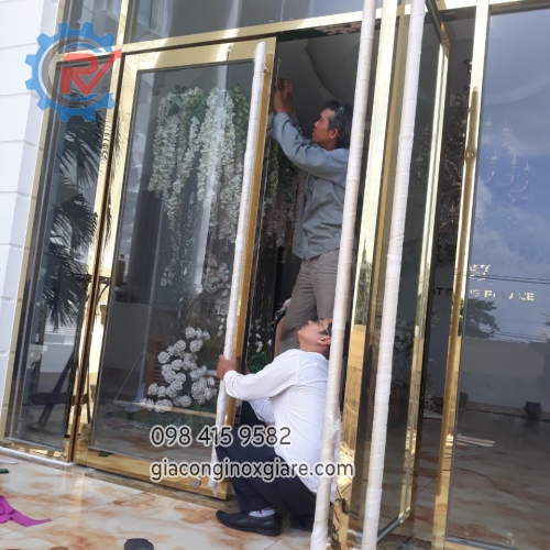 Gia công lắp đặt cửa kính khung inox mạ vàng