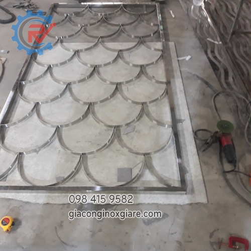 Gia công vách, tay vịn lan can cầu thang inox mạ vàng