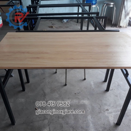 Bàn xếp chân sắt.