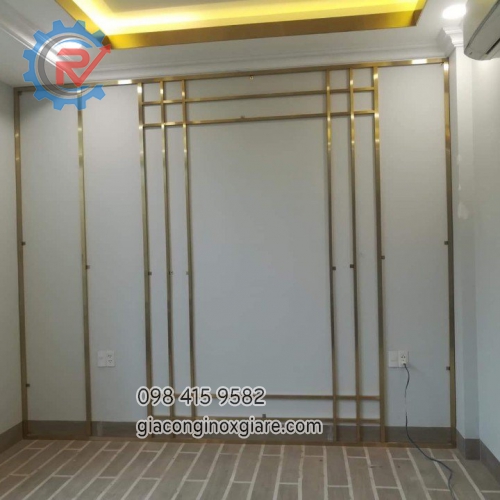 Thi công trang trí  ốp nẹp mạ vàng vách phòng khách