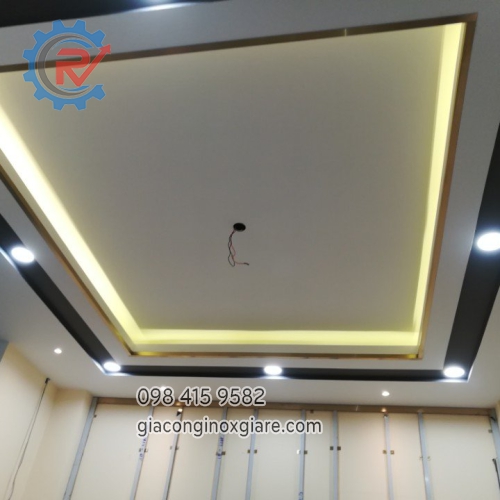 Gia công, thi công  trang trí nẹp trần mạ vàng  