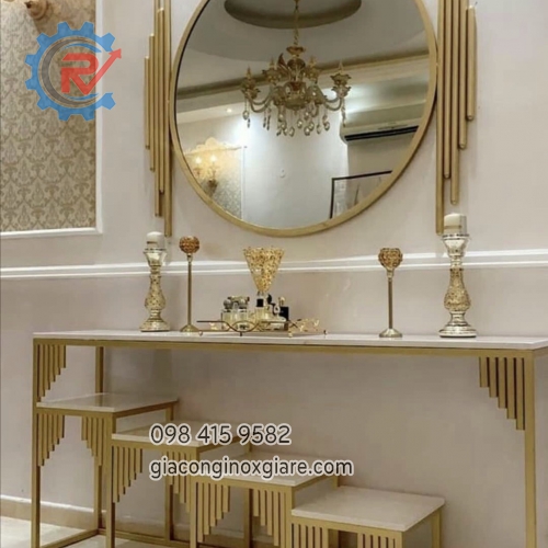 Bàn trang trí phòng khách inox mạ vàng phong cách hiện đại, ấn tượng.