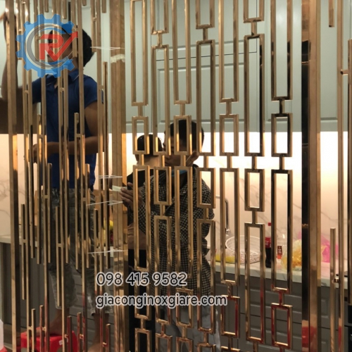 Đơn vị chuyên gia công lắp đặt vách ngăn trang trí inox mạ PVD phong cách Châu Âu sang trọng.
