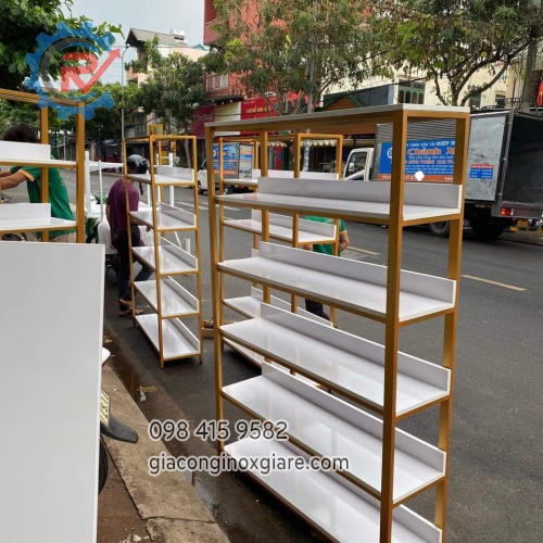 kệ trưng bày shop khung inox mạ vàng