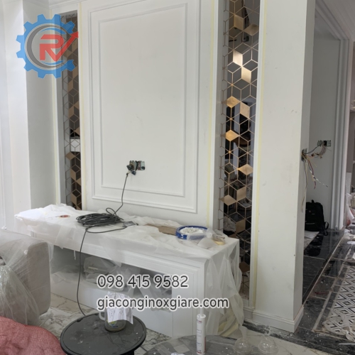Sản xuất thi công vách inox mạ vàng cắt khắc CNC